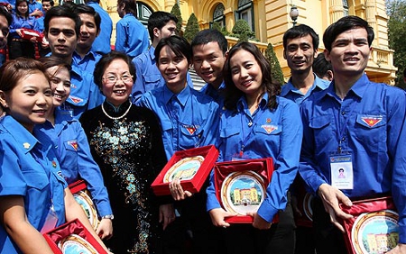 Phó Chủ tịch nước Nguyễn Thị Doan cùng các thợ trẻ giỏi toàn quốc lần thứ 2 năm 2011 Ảnh TTXVN